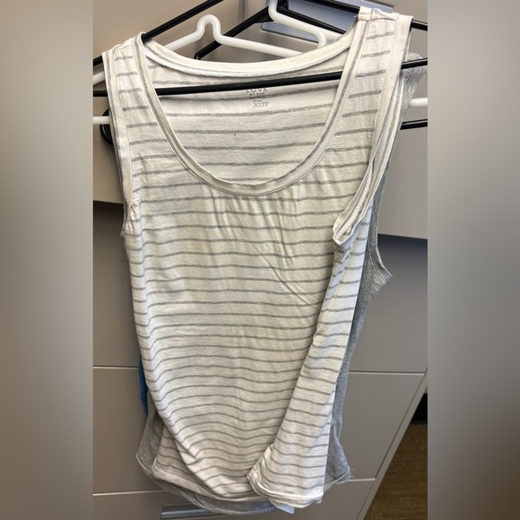 3/$33 GAP Maternity tops White, blue, grey Sleeveless Fitted Ruched Tank Top XS - Picture 4 of 9
